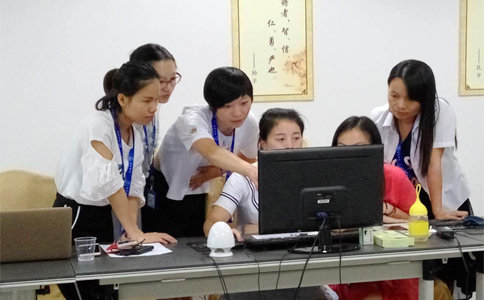  美女們互相交流學(xué)習(xí)，氣氛有點(diǎn)嚴(yán)肅啊